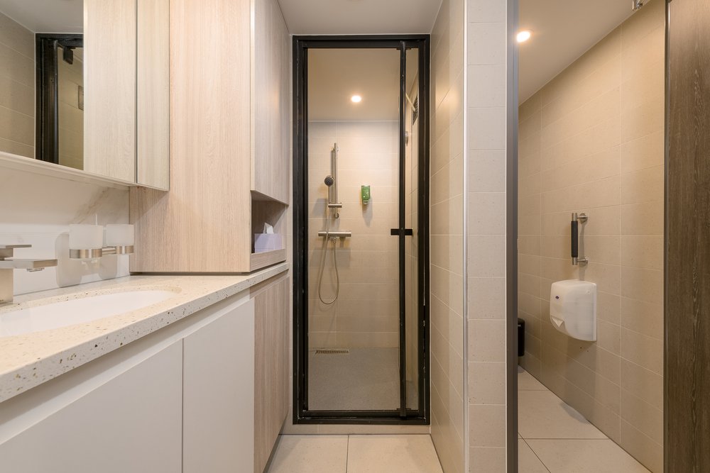 Grand suite with private balcony (bathroom) - Deck 7